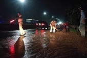 CLIP CSGT dầm mưa dọn bùn đất trên quốc lộ cho người dân lưu thông