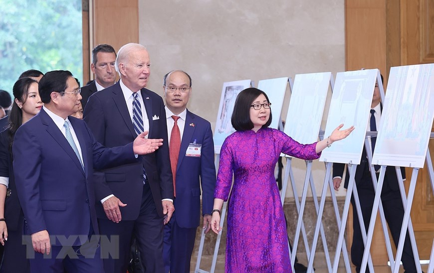 Lãnh đạo Việt Nam và Hoa Kỳ tham quan trưng bày ảnh của TTXVN