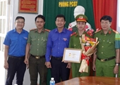 Tặng Huy hiệu Tuổi trẻ dũng cảm cho chiến sĩ PCCC CHCN
