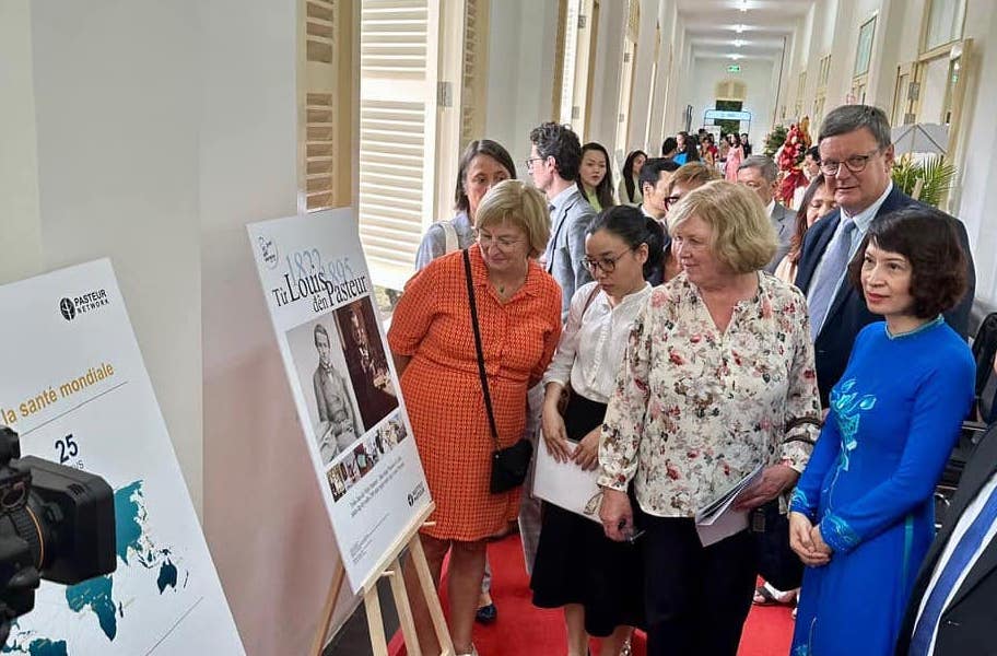 Triển lãm ảnh về cuộc đời và sự nghiệp của nhà khoa học lỗi lạc Louis Pasteur