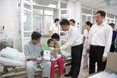 Tổng Giám đốc BHXH Việt Nam thăm hỏi, tặng quà các nạn nhân vụ cháy chung cư mini