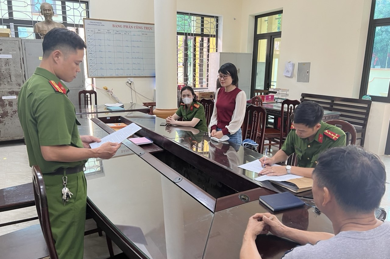 Nữ nhân viên bưu điện làm sổ tiết kiệm giả, chiếm đoạt gần 6,5 tỉ đồng