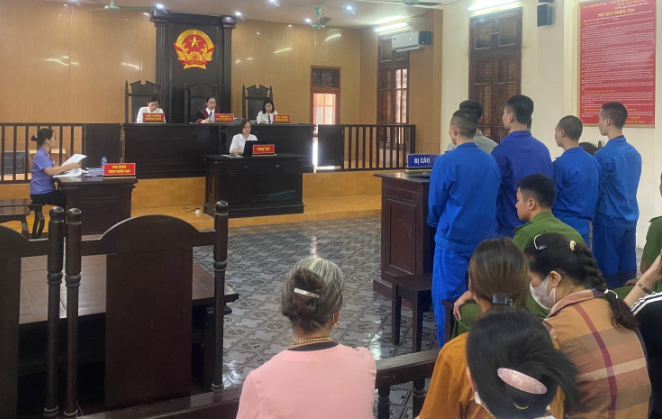 Tổ chức sử dụng trái phép chất ma túy và cướp tài sản, 6 đối tượng lĩnh án