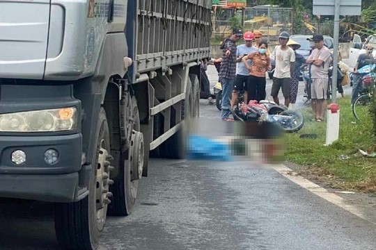 Hai người phụ nữ bị cán thương vong khi va chạm với xe tải