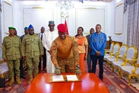 Mali, Niger và Burkina Faso ký hiệp ước phòng vệ chung