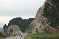 Thanh Hoá Ngọn núi Giếng bị xẻ đôi làm cầu vượt cao tốc có nguy cơ sạt lở