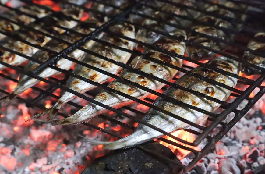 Độc đáo nghề nướng cá biển truyền thống nơi “miền chân sóng”