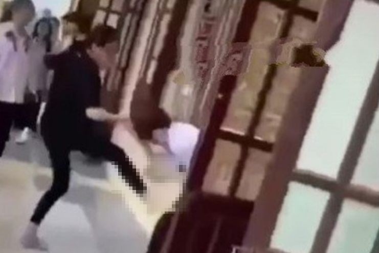 Nữ sinh cấp 3 bị hành hung ngay trong trường học