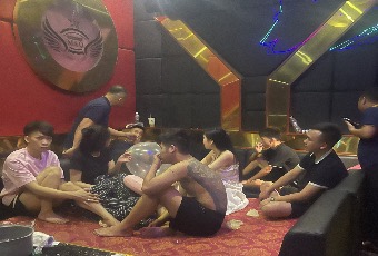 Phát hiện quán karaoke tổ chức sử dụng ma tuý