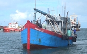 Vùng Cảnh sát biển 3 bắt giữ tàu chở dầu không rõ nguồn gốc