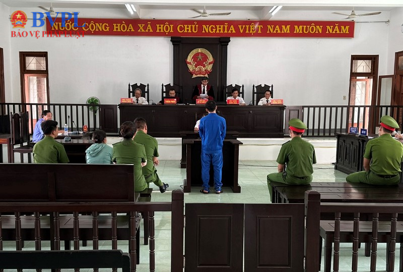 Ghen tuông vô cớ đâm suýt chết vợ cũ rồi cướp điện thoại