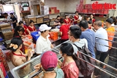 Người dân xếp hàng dài mua bánh Trung thu truyền thống
