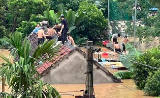 Hàng chục học sinh phá mái ngói, trèo lên nóc nhà thoát cơn lũ dữ