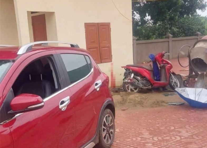 Lùi xe trước cổng trường, nữ giáo viên khiến 1 học sinh tử vong