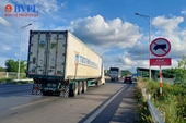 Biển cấm giao thông “vô hiệu” trên đường cao tốc Cam Lộ - La Sơn