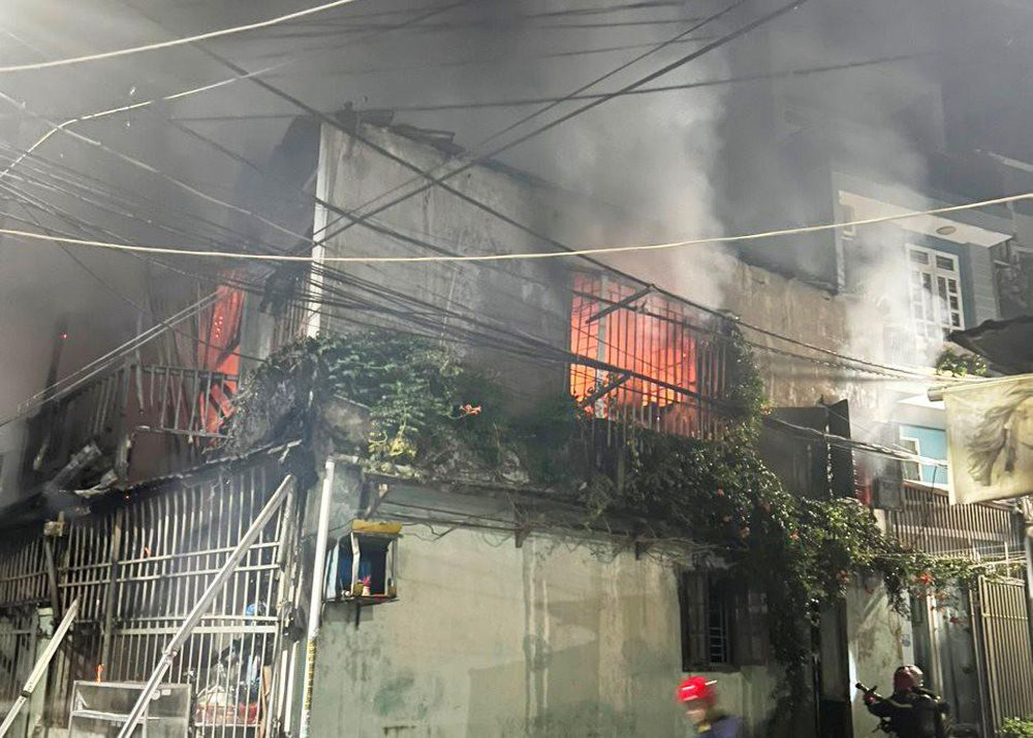 Cứu 6 người thoát khỏi vụ cháy nhà lúc rạng sáng