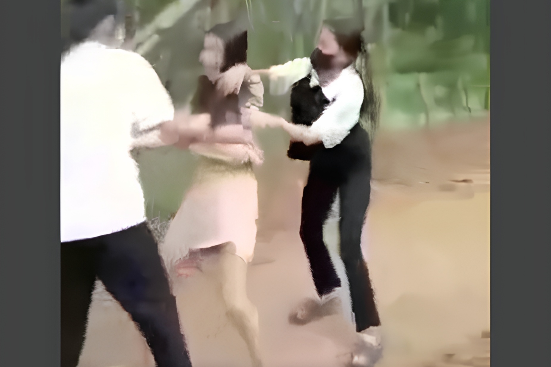 Nữ sinh lớp 9 bị nhóm bạn đánh hội đồng, lột đồ rồi quay clip đăng mạng xã hội