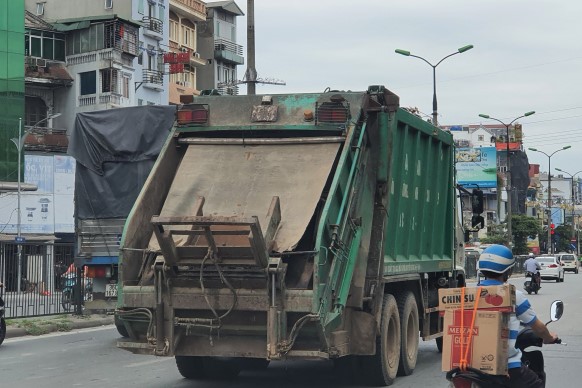 Điều tra vụ người đàn ông bị xe chở rác cán chết lúc nửa đêm
