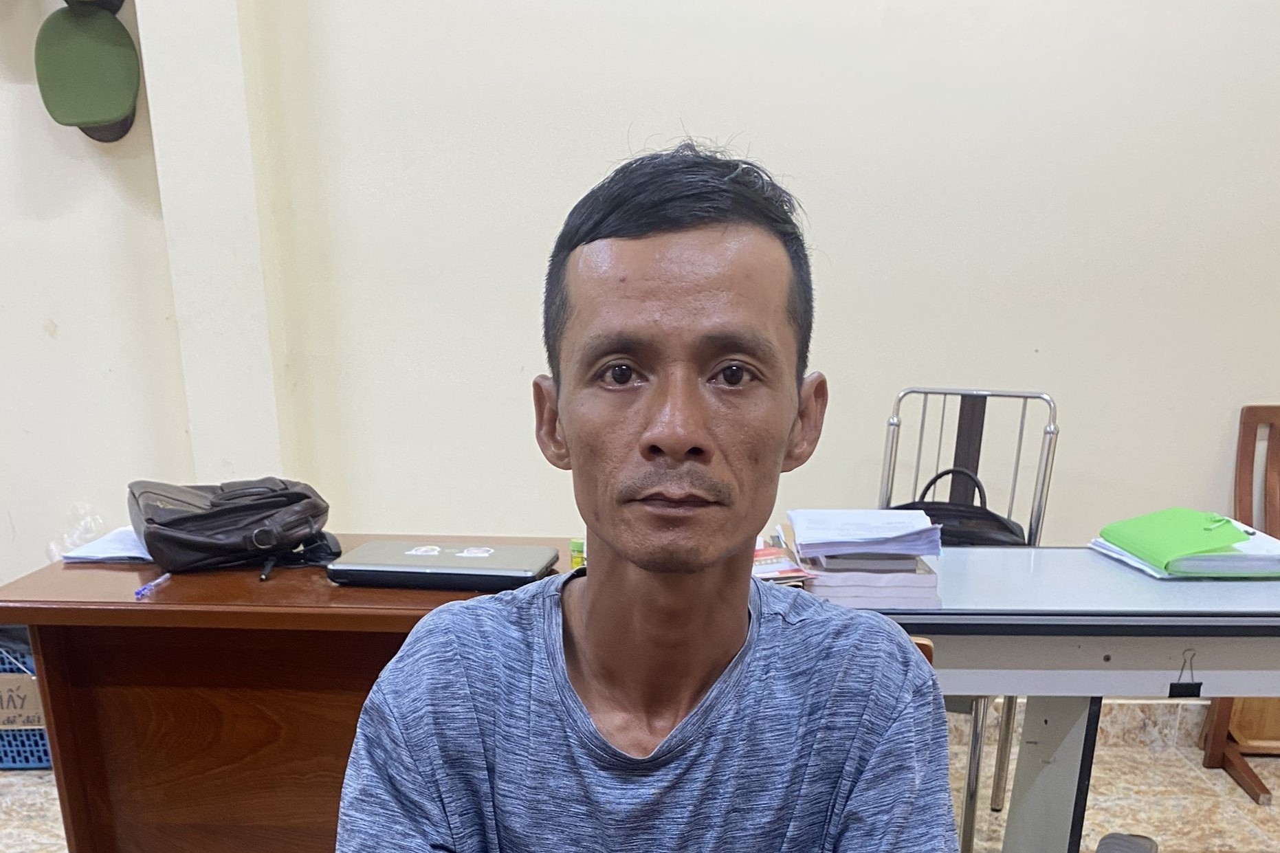 Giả vờ nhờ xe nữ tiếp viên karaoke, đến khu vực vắng hiện nguyên hình tên cướp