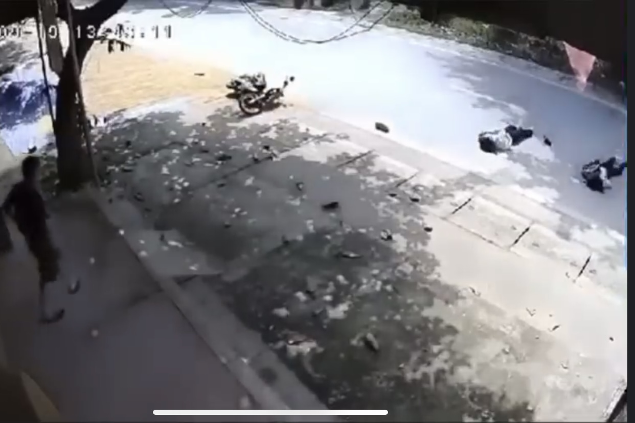 Hai học sinh thương vong vì trượt vào đám lúa phơi trên đường