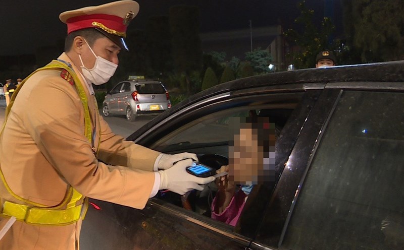 Tước giấy phép lái xe, xử phạt người phụ nữ vi phạm nồng độ cồn