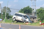 Ô tô 16 chỗ gây tai nạn liên hoàn khiến 2 người thương vong