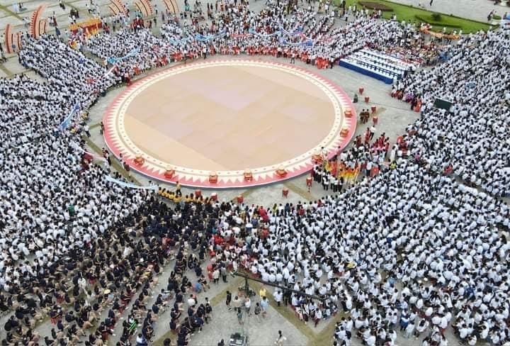 Choáng ngợp hình ảnh khán giả ken đặc tại điểm cầu Thanh Hoá để cổ vũ cho nhà leo núi