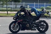Xử phạt người mẫu Ngọc Trinh biểu diễn buông tay, nằm lái môtô