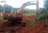 Bắt đối tượng ngang nhiên dùng máy xúc phá rừng ở Đắk Nông