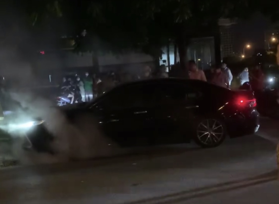 Ô tô đâm vào vỉa hè, tài xế bất tỉnh vẫn đạp chân ga