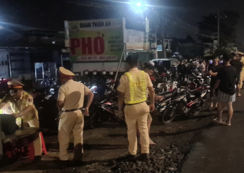 Lập hồ sơ xử phạt nhóm phượt thủ gây náo loạn trong đêm