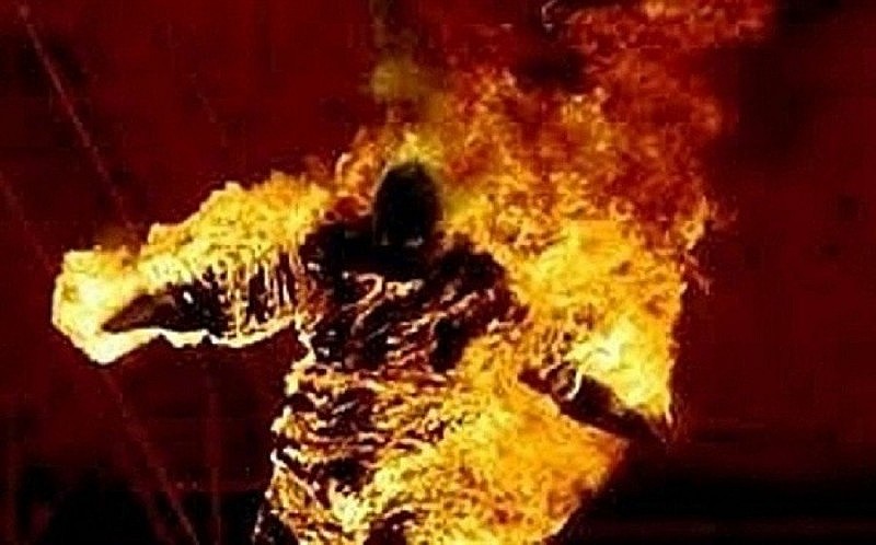 Nam nhân viên y tế tự thiêu trước nhà bạn gái