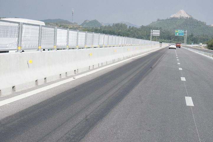 Công an xác minh vụ cao tốc nghi bị đổ hóa chất phá hoại mặt đường