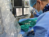 Bác sĩ Việt Nam thực hiện thành công ca thay van tim đặc biệt