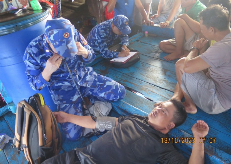 Khẩn trương đưa ngư dân gặp nạn trên biển vào đất liền