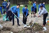 Hơn 2 000 thanh niên dọn vệ sinh môi trường biển sau mưa lũ ở Đà Nẵng