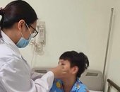 Bé trai ở Hà Nội bị vỡ mũi vì xem bạn chơi đồ long đao