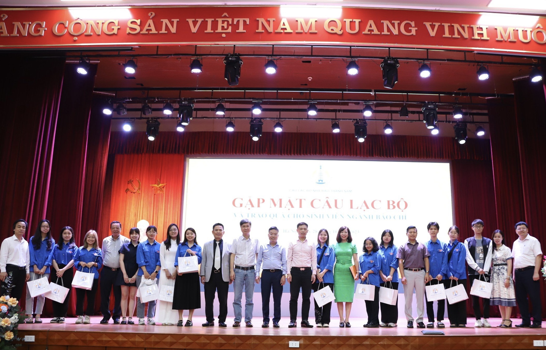 CLB Nhà báo Thành Nam tặng quà cho sinh viên ngành báo chí