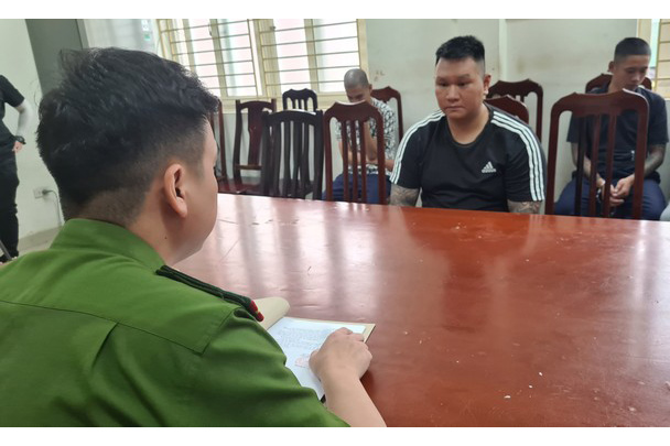 Âm mưu đằng sau hợp đồng vay mua điện thoại trả góp