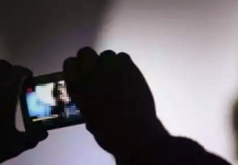 Quay clip “nhạy cảm” người tình với người đàn ông lạ…rồi tống tiền