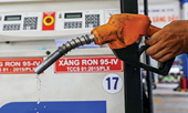 Giá xăng tăng, giá dầu giảm nhẹ