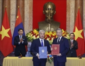 Chủ tịch nước Võ Văn Thưởng và Tổng thống Mông Cổ chứng kiến Lễ ký kết các văn bản hợp tác giữa hai nước