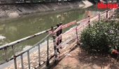 Nhiều bờ sông ở Hà Nội mất lan can, có nơi chỉ chăng dây