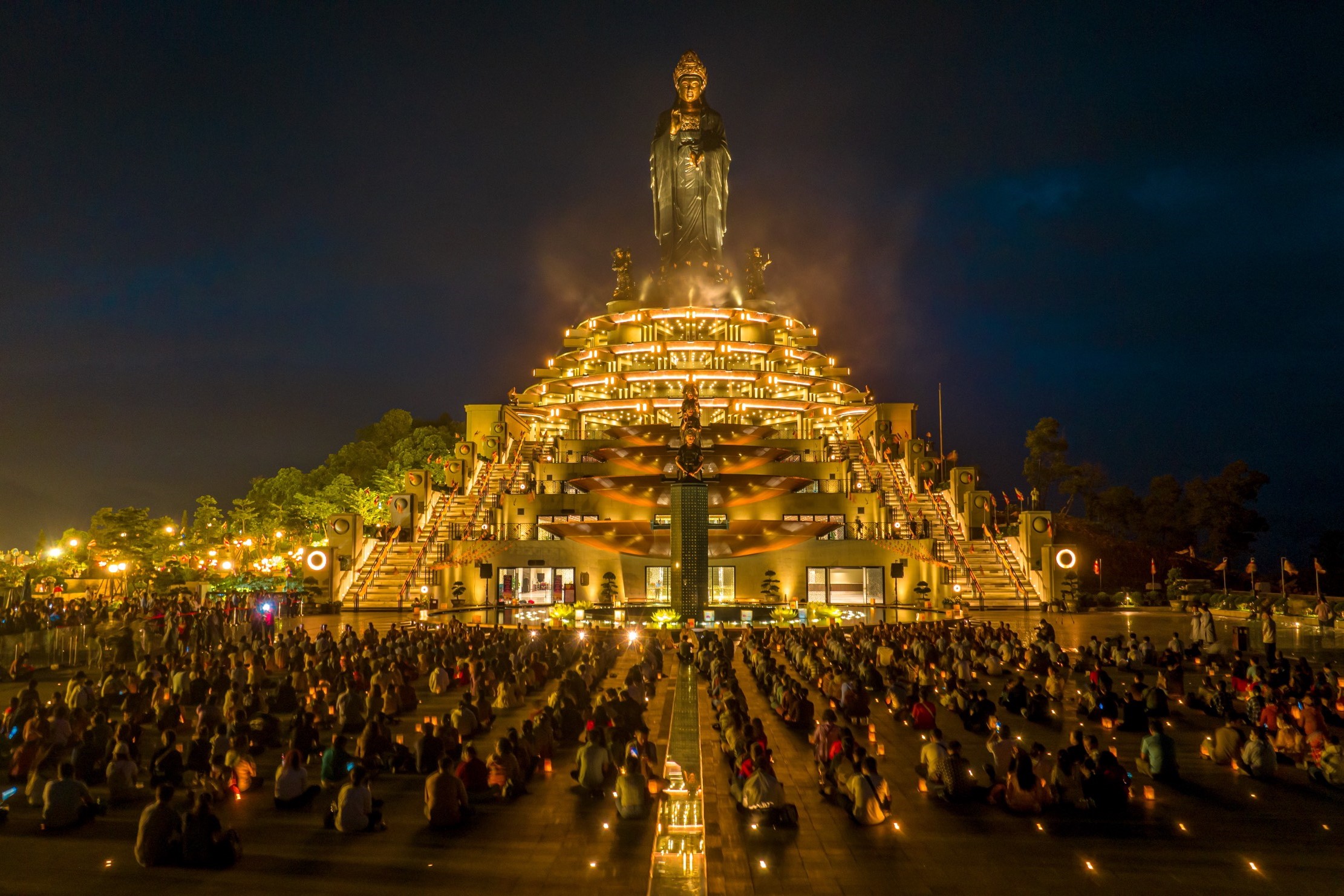 Núi Bà Đen lung linh đêm dâng đăng mừng Lễ Vía Quán Thế Âm xuất gia