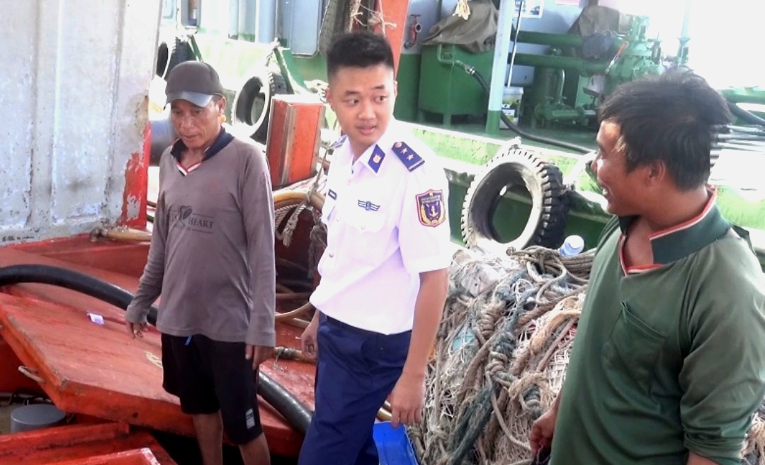 Bắt tàu chở 90 nghìn lít dầu không rõ nguồn gốc