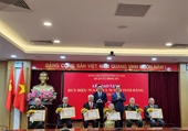 Nguyên Phó Viện trưởng VKSND tối cao nhận Huy hiệu 75 năm tuổi Đảng