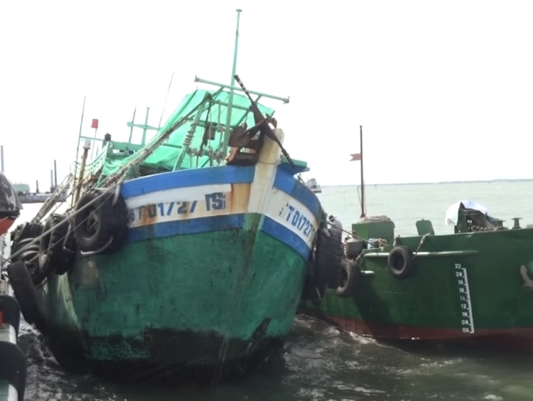 Bắt giữ tàu chở 30 nghìn lít dầu không chứng từ, nguồn gốc