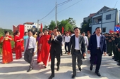 Phó Thủ tướng Trần Lưu Quang chung vui Ngày hội đại đoàn kết cùng bà con chợ Rủn tại Thanh Hoá