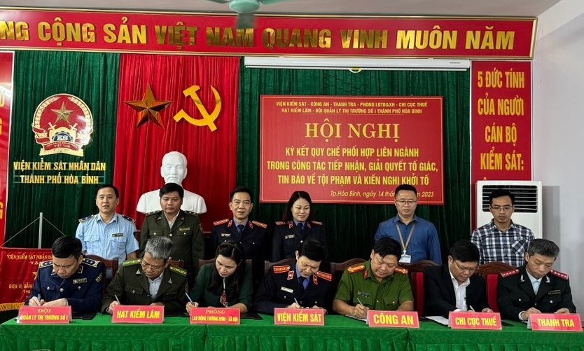 Quản lý thị trường Hòa Bình ký quy chế phối hợp liên ngành
