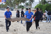 Gần 2 000 thanh niên Đà Nẵng dọn rác bãi biển sau mưa lũ